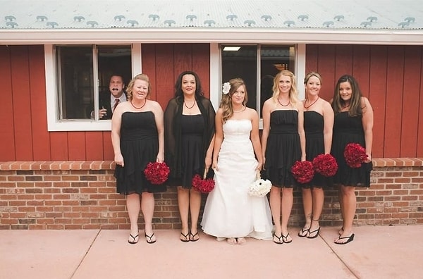 15. Когда жених решил "украсить" фото невесты с подружками