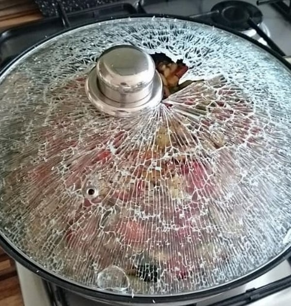 5. Видимо, никто не говорил этому горе-кулинару, что стеклянную крышку не стоит ставить в духовку