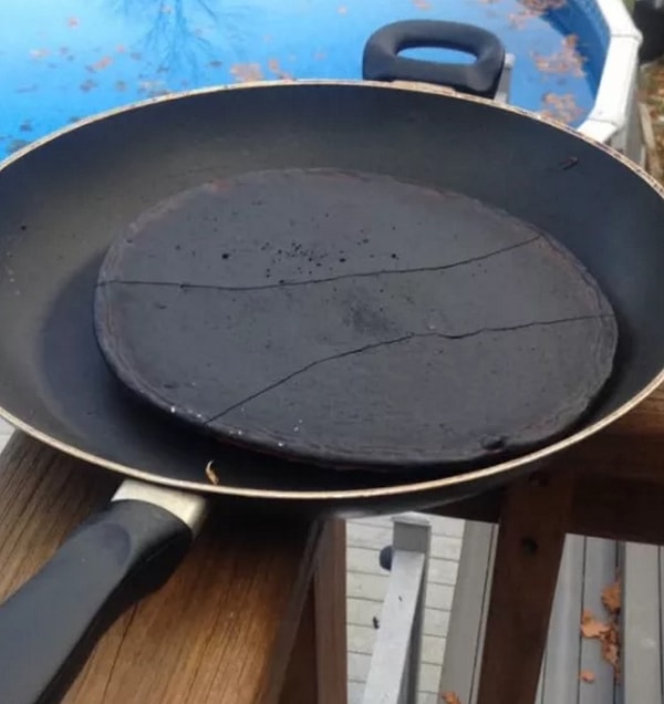 15. И наконец, забытый кем-то угольно-черный блинчик