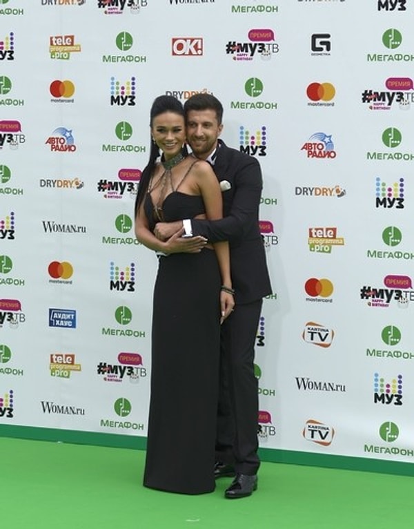 5. Амиран Сардаров с девушкой