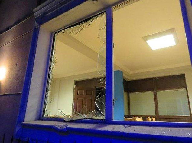 Bıçak, taş, sopa ve soda şişesi kullanıldığı kavgada her iki gruptan 15 kişi yaralanırken, kültür merkezinin camları kırıldı.