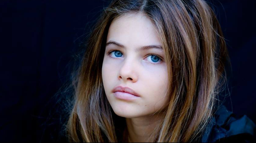 Fotoğraflardaki küçük kız, aslında bir çocuk model. 2001, St. Tropez doğumlu Thylane Blondeau.