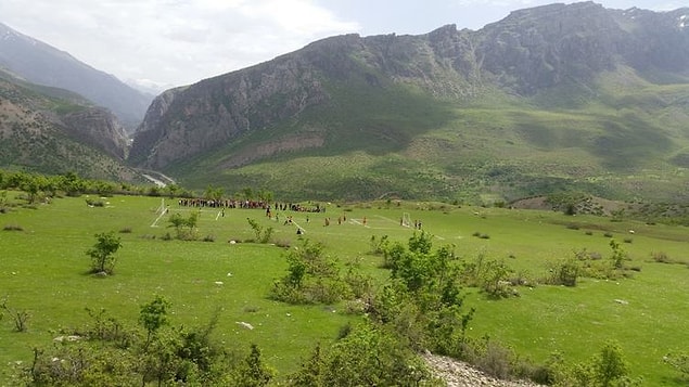 7. "Siirt'in Pervari ilçesi Belenoluk köyünde öğrencileri için dağ eteğine futbol sahası yapan beden eğitimi öğretmeni Murat Korkusuz 👏 "