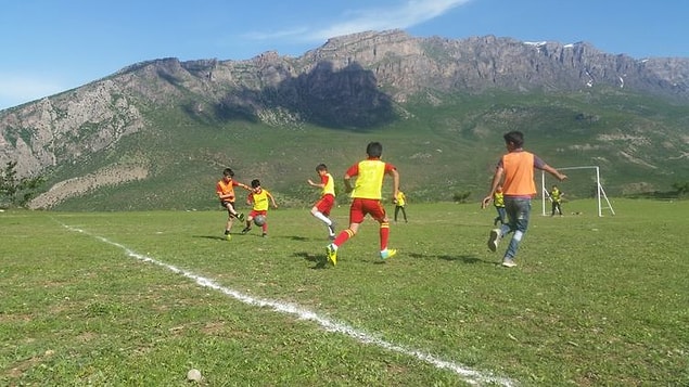 7. "Siirt'in Pervari ilçesi Belenoluk köyünde öğrencileri için dağ eteğine futbol sahası yapan beden eğitimi öğretmeni Murat Korkusuz 👏 "