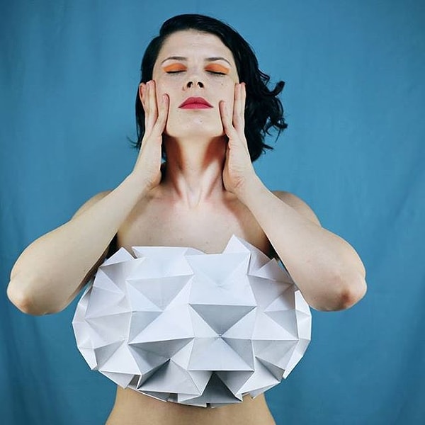 3. К ним часто обращаются известные дизайнеры, для которых они разрабатывают уникальный декор из бумаги