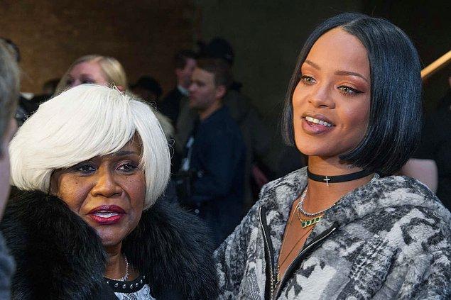 18. Rihanna ve annesi Monica Braithwaite