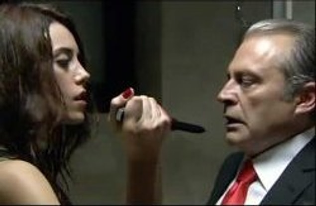 9. Elinizi vicdanınıza koyun da söyleyin! Ne yapsaydı Eyşan? Yaşadıklarına razı gelip başına örülen her çorap karşısında sinip otursa mıydı?