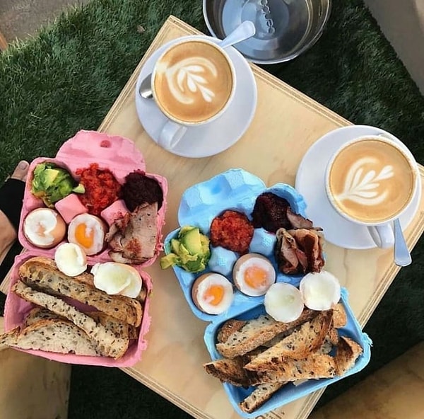 4. Зачем вообще париться и искать тарелку для яиц, если их можно подать прямо в упаковке?