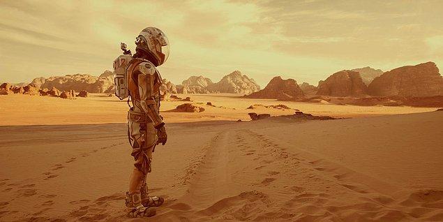 2. Yine aynı filmde Matt Damon, Mars yüzeyinde emin adımlarla yürüyor fakat aradan geçen sürenin sağlını etkilemiş olması gerekirdi.