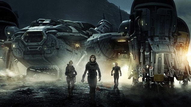 5. Prometheus'ta gemi mürettebatı gezegen üzerinde oksijen olduğunu anlar anlamaz kasklarını çıkarıyor.