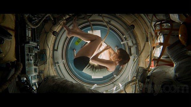 11. Uzayda yürüyüp işini gücünü hallettikten sonra Sandra Bullock, geminin içinde soyunuyor ve atlet şort takılmaya başlıyor.