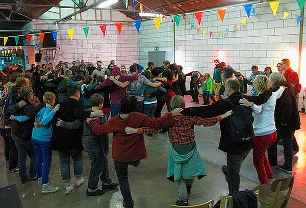 14. Жители наслаждаются жизнью в Мариналеде.