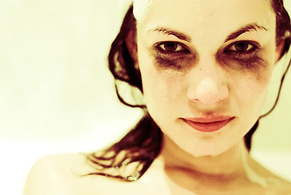 2. Вам наверняка знакома ситуация, когда нужно вымыть голову, но времени на то, чтобы обновить макияж, совершенно нет. 😒