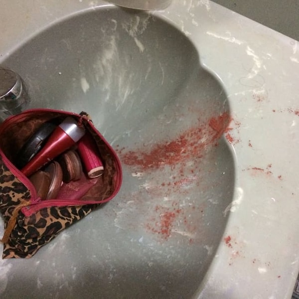 1. В косметичке постоянно всё разбивается, крошится, а главное - произойти неудача может, когда мы её совсем не ждём! 😭