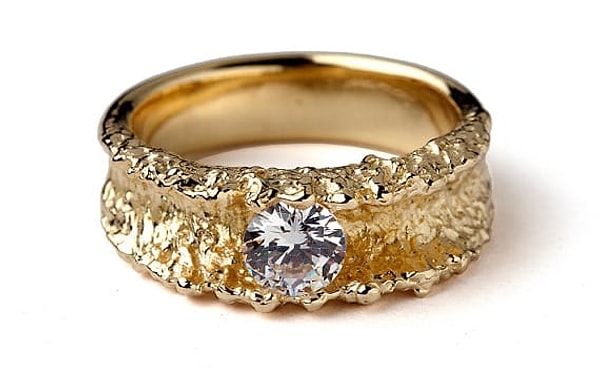 7. Это роскошное кольцо из жёлтого золота никогда не потеряет свой блеск!
