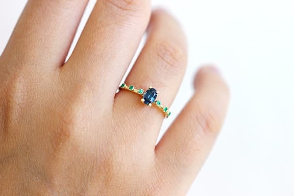 9. Это кольцо с изумрудами в эклектичном стиле заставит окружающих позеленеть от зависти...