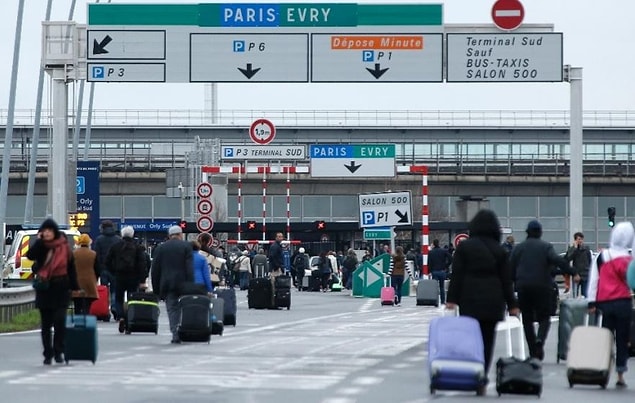 En olası ihtimal, uzun mesafeli uçuşların kişileri fazla yorması, jet lag meydana getirmesi ve iş gezilerindeki aşırı iş yükü, ziyaretçiler arasında strese sebep oluyordu.