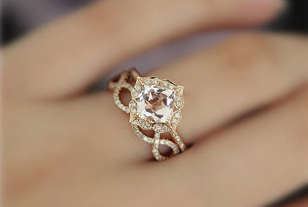 13. Романтическая роза с камнями, а не шипами.