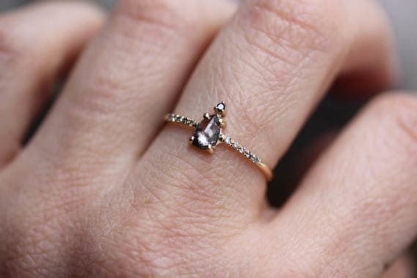 16. Колечко с редким чёрным бриллиантом.