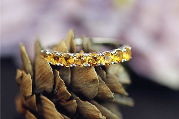 18. С этим кольцом из золотистого кварца солнце в душе не будет покидать вас даже в самую плохую погоду...