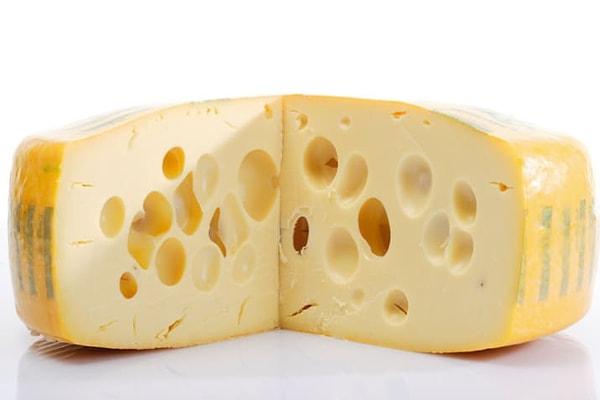 8. İsviçre peynirindeki deliklerin sebebi saman tozları olabilirmiş.