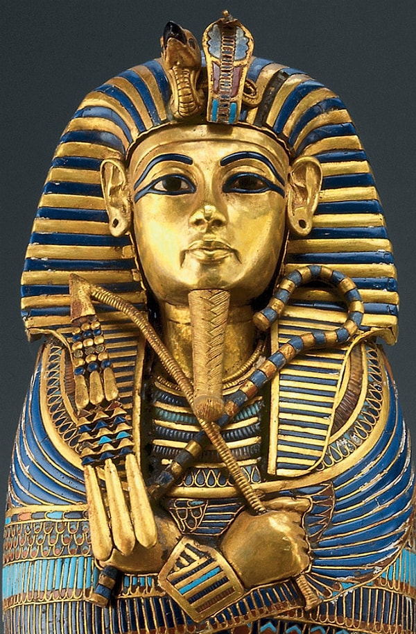 13. Фараоны никогда не показывали своих волос: они носили либо корону, либо немес – полосатый головной убор.