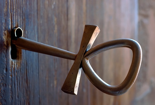 16. Древние Египтяне изобрели дверные замки и первыми стали использовать ключи.