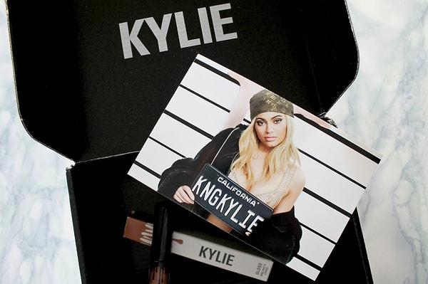 Kendi adını taşıyan kozmetik markası "Kylie"den...