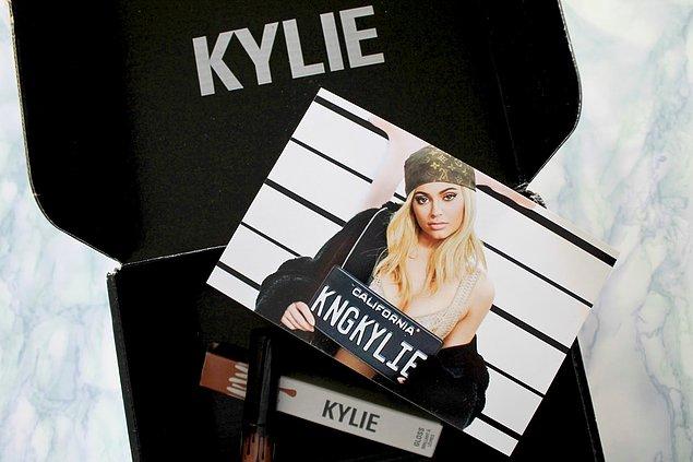 Kendi adını taşıyan kozmetik markası "Kylie"den...