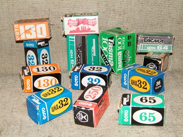 2. Плёнкой какого цвета нужно было зарядить фотоаппарат, чтобы получить на фото людей без одежды?