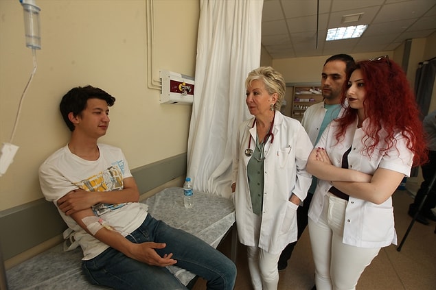 Fakültede torunu yaşındaki öğrencilerle birlikte okumaktan oldukça mutlu olduğunu belirten Berker, bu durumun kendisini genç hissettirdiğini söyledi.