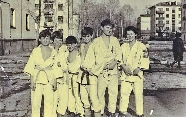 5. Что нужно было сделать советским мальчикам, занимающимся каратэ, чтобы впоследствии с лёгкостью крушить кирпичи?