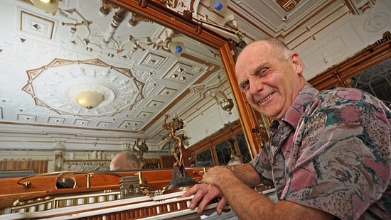 Belediyenin Toplu Konutunda Yaşayan ve Evini Versay Sarayı'na Dönüştüren Marifetli Emekli!