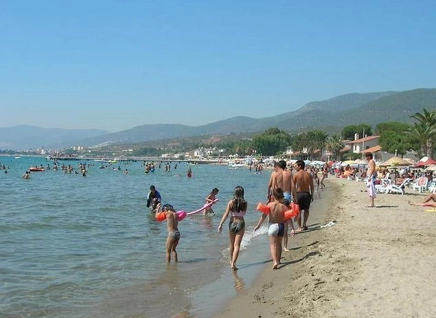 Yaz aylarında ailenle birlikte Urla, Gümüldür, Çeşme, Kuşadası, Foça'dan birkaçına defalarca gitmişsindir.