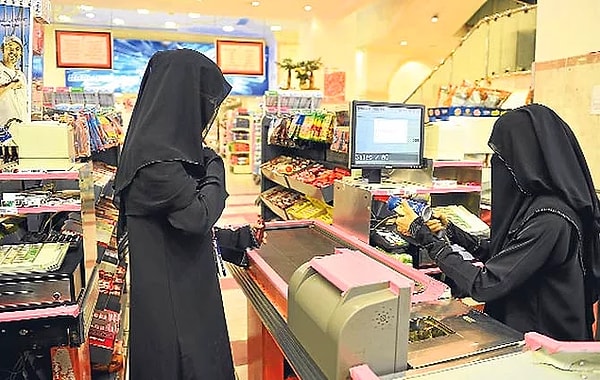 6. Женщин отказываются брать на работу даже кассиром в супермаркет, ссылаясь на то, что это противоречит законам шариата.