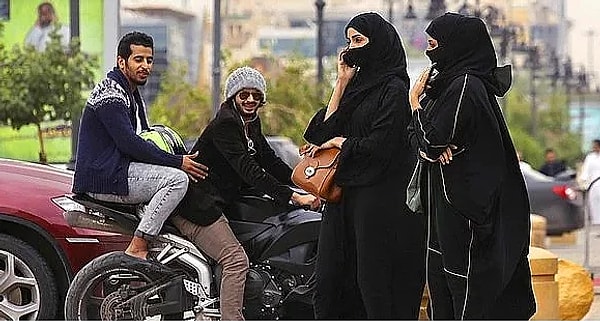 7. Аморальным для женщины считается ездить на такси без сопровождения родственника мужского пола.