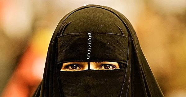 9. Жених и невеста до свадьбы не видят друг друга. Мать молодого человека приходит на "смотрины", и если девушка ей понравится, ее сватают.