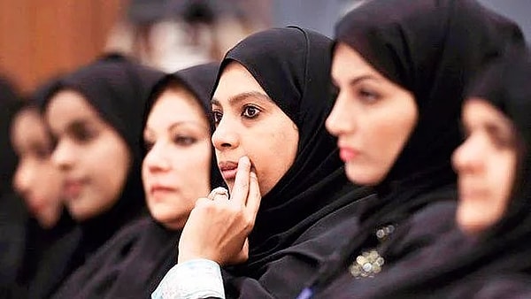 15. В суде женщина может появиться только со знакомым мужчиной.