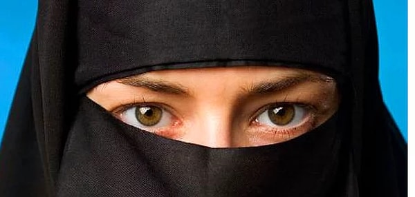 25. В 2006 году в Верховном суде проходило разбирательство. На женщину напали 7 мужчин и изнасиловали ее. Суд приговорил несчастную к 200 ударам плетью и тюремному заключению на полгода за то, что у нее был секс.