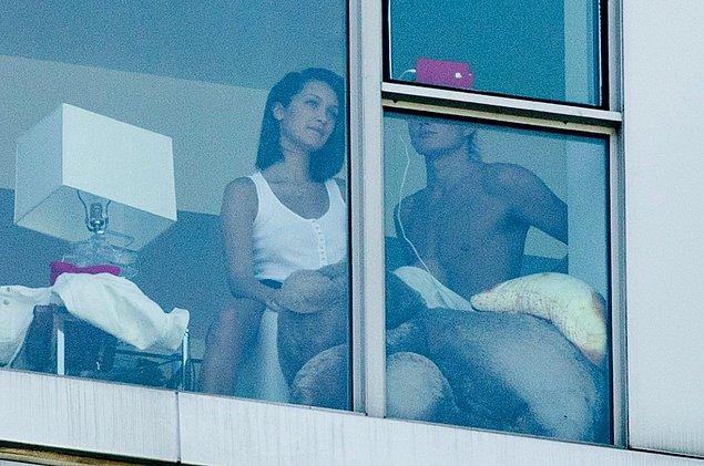 Pazartesi günü, 20 yaşındaki manken Avustralyalı model Jordan Barrett ile New York'ta bir otel balkonunda, samimi bir şekilde kameralara yansıdı.
