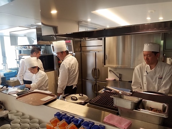 4. Главной идеей такого ресторана было познакомить поближе людей с возрастными проблемами, когда люди со старческим маразмом по-прежнему остаются членами общества, хоть и имеют некоторые отклонения.