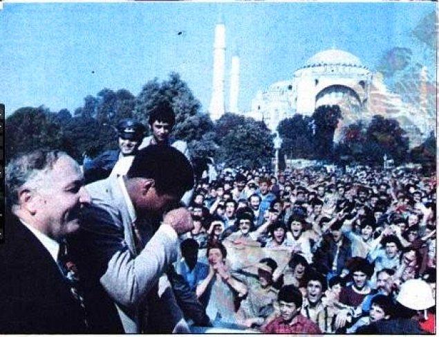 31. Muhammed Ali, Necmettin Erbakan ile Ayasofya'nın önünde.