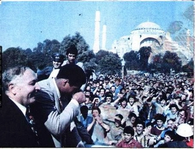 Muhammed Ali, Necmettin Erbakan ile Ayasofya'nın önünde.