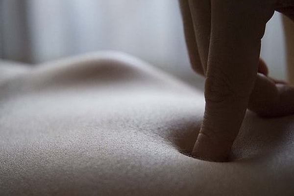 4. Если кто-то засунет свой палец в ваш пупок, вы почувствуете себя так, будто вам вонзили нож в спину.