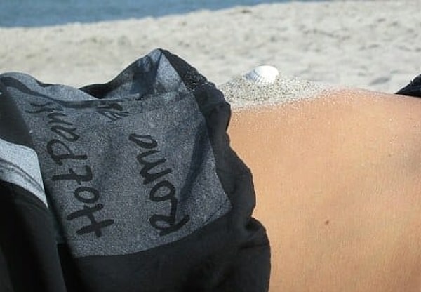 6. Вы любите пляж, но мысль о том, что песок попадет туда, где его быть не должно, портит все удовольствие.