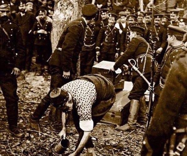 1. Balkan Savaşı'nda Müslüman halka zulmeden Bulgar askerler idam sehpasını kurarken son namazı için abdest alan bir kişi.. Yıl, 1913