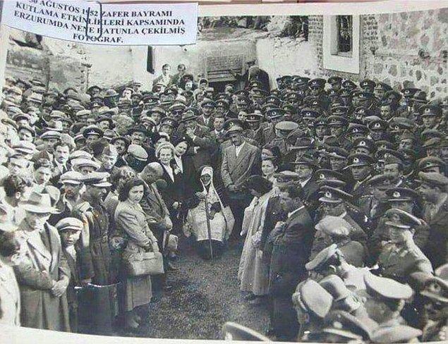 4. Evladım anasız büyür ama vatansız büyüyemez diyen Anadolu'nun yiğit kadını Nene Hatun, Zafer Bayramı kutlamalarında.. Erzurum, 1952
