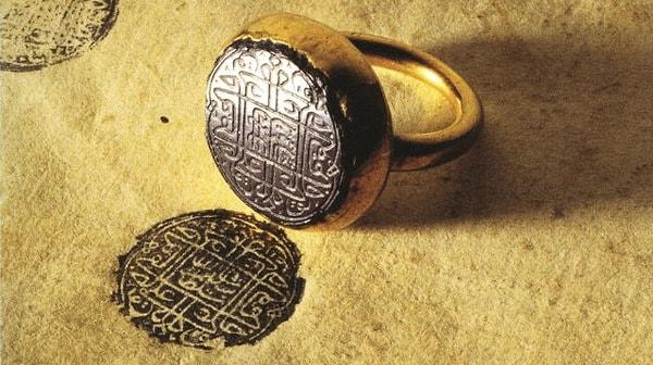 6. Yavuz Sultan Selim'in yüzüğü. Üzerinde 'Sultan Selim Şah' ve etrafında da Tevekkeltü alâ Hâlikî (Yalnız Allah'a güvenirim) yazısı bulunurdu.