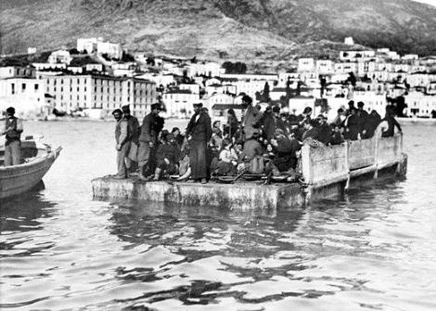 13. "Mübadele" ile Yunanistan'a gönderilecek olan Samsunlu Rumlar, onları götürmek için açıkta bekleyen gemiye götürülürken. Yıl, 1923...