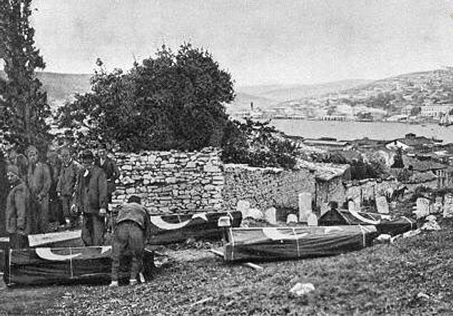 15. Haliç'te ay-yıldızlı tabutlarda şehit Türk askerleri... Birinci Dünya Savaşı, 1914-1918